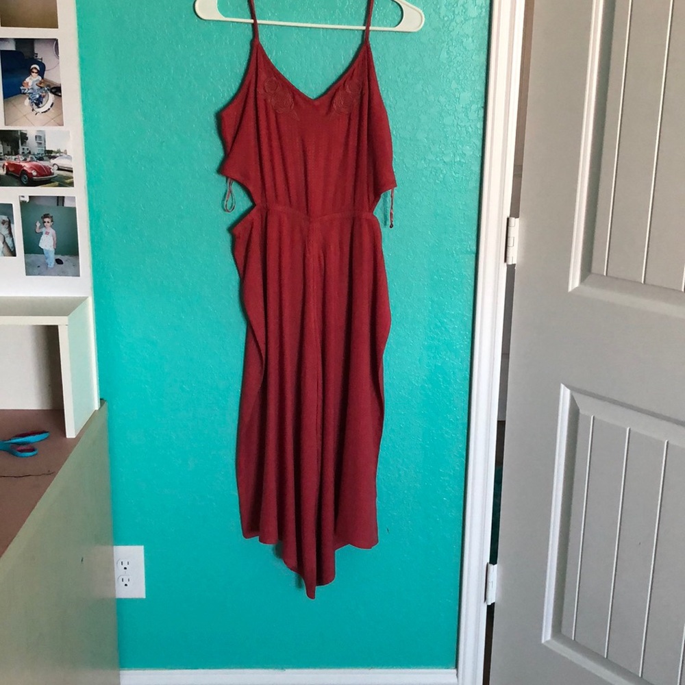 salmon colored jumper with cut sides